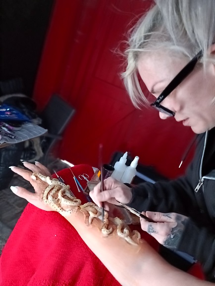 Nathan Head doubling as The Mogern's forearm in the original ending